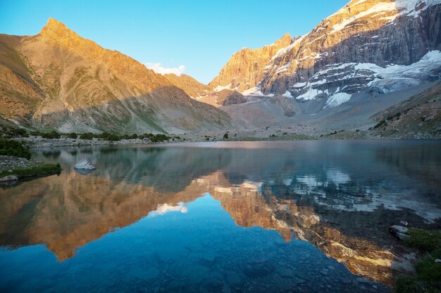 Hermoso lago sereno en las montañas Fann (rama del Pamir) en Tayikistán.