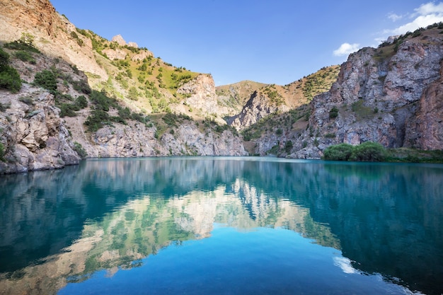 Hermoso lago sereno en las montañas Fann (rama del Pamir) en Tayikistán.