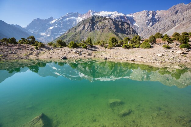 Hermoso lago sereno en las montañas Fanns (rama del Pamir) en Tayikistán.