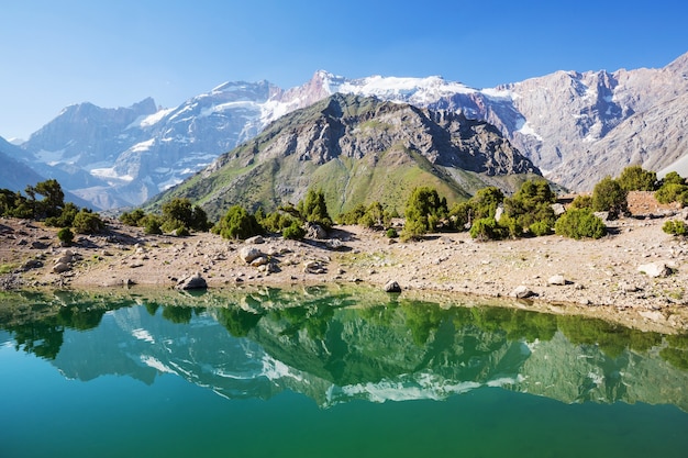 Hermoso lago sereno en las montañas Fanns (rama del Pamir) en Tayikistán.