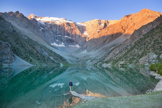 Hermoso lago sereno en las montañas Fanns (rama del Pamir) en Tayikistán.