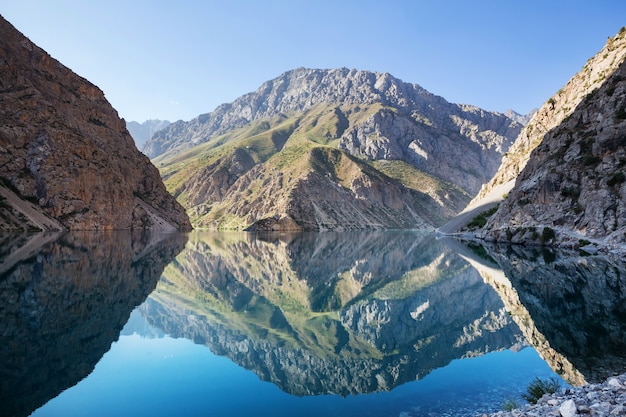 Hermoso lago sereno en las montañas Fanns (rama del Pamir) en Tayikistán.