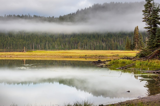 Hermoso lago sereno en las montañas de la mañana, Oregon, USA.