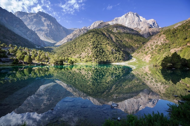 Hermoso lago sereno en la rama de las montañas Fanns de Pamir en Tayikistán