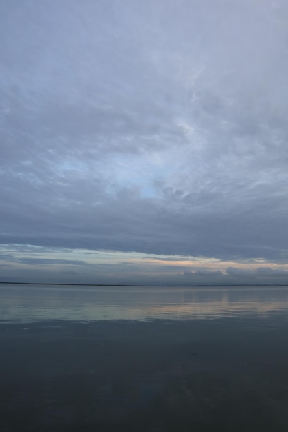 Hermoso lago en la tarde