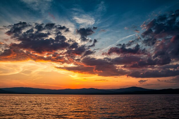 Un hermoso lago con el telón de fondo de un pintoresco amanecer