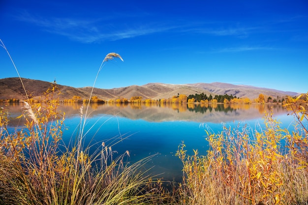 El hermoso lago en la temporada de otoño.