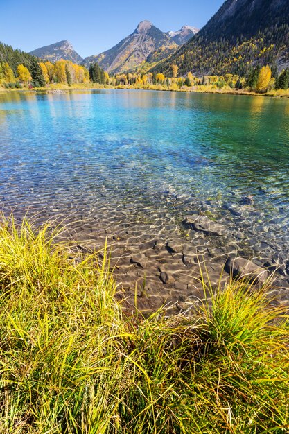 El hermoso lago en la temporada de otoño.