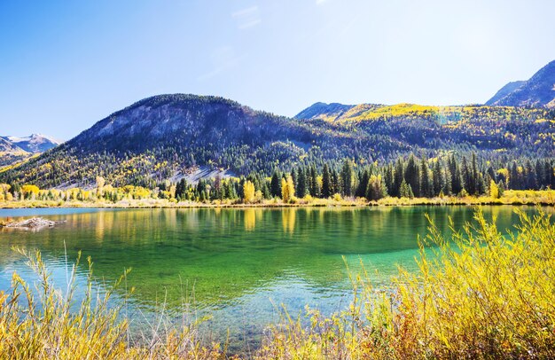 El hermoso lago en la temporada de otoño.