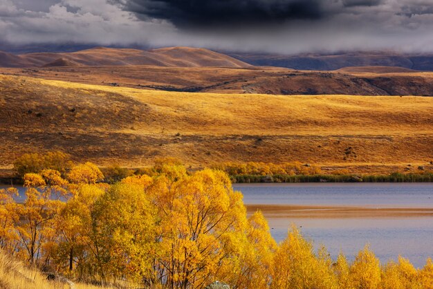 El hermoso lago en la temporada de otoño.