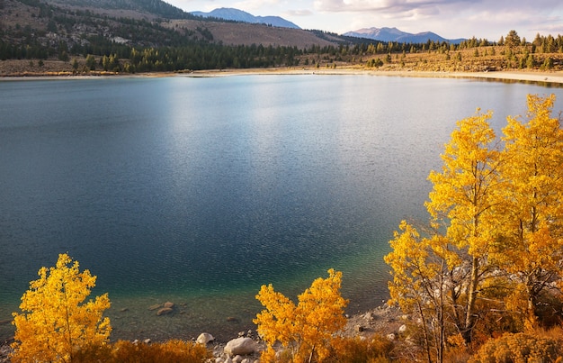 El hermoso lago en la temporada de otoño.