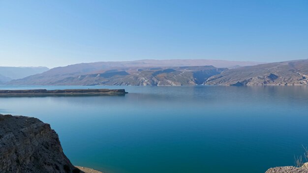 Hermoso lago tranquilo en las montañas bajo un cielo despejado.