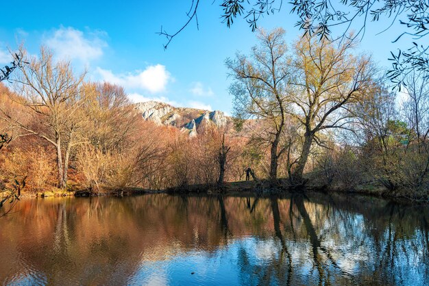 Hermoso lago tranquilo en las montañas de otoño