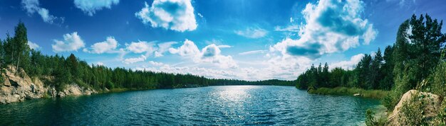 Hermoso lago de verano