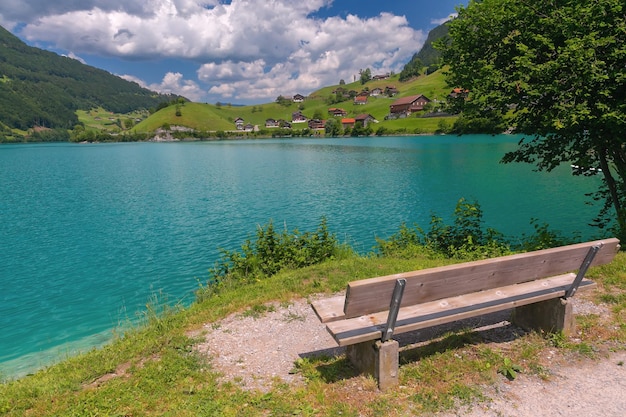 El hermoso lago verde esmeralda Lungerersee en los Alpes suizos cantón de Obwalden Suiza