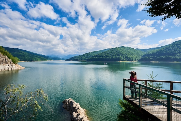 Hermoso lago Vidraru en Rumania