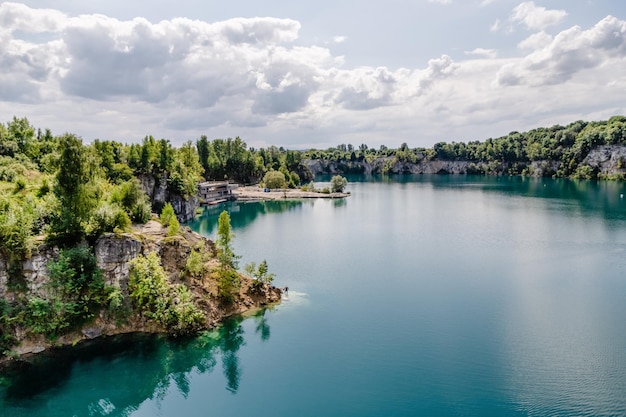 Hermoso lago Zakrzowek en Cracovia, Polonia.