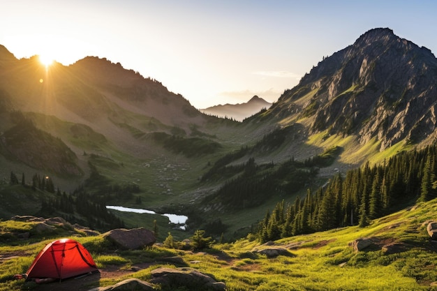 Hermoso lugar de acampada en la ladera de la montaña con una tienda de campaña