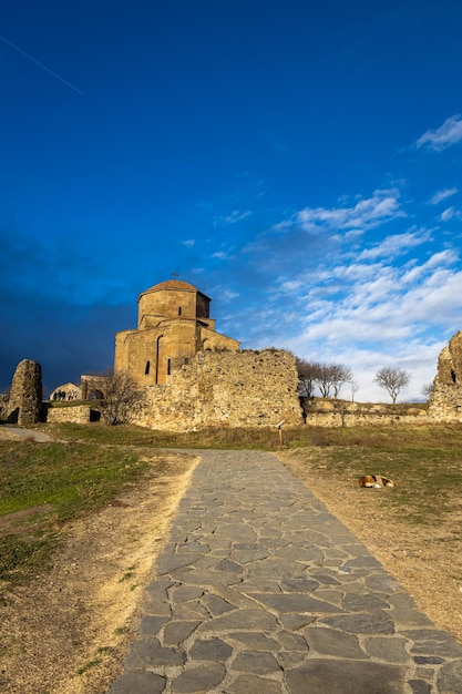 Foto hermoso lugar histórico famoso del monasterio de jvari en mtskheta