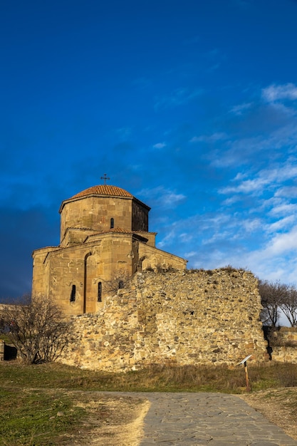 Foto hermoso lugar histórico famoso del monasterio de jvari en mtskheta