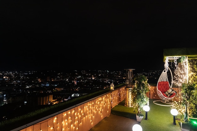 Foto un hermoso lugar romántico para enamorados con vista a la ciudad nocturna