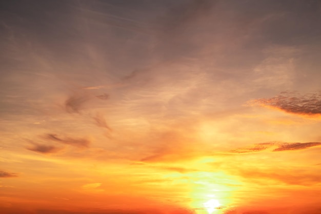 hermoso lujo suave gradiente naranja oro nubes y luz del sol en el cielo azul perfecto para el fondo tomar en everningTwilight