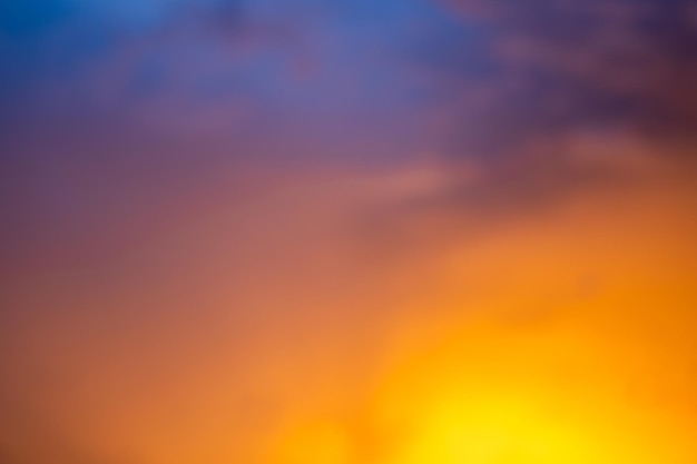 Hermoso y lujoso gradiente suave con nubes doradas de color naranja y luz solar en el cielo azul, perfecto para tomar el fondo en la fotografía de paisaje de alta definición de everningmorningTwilight