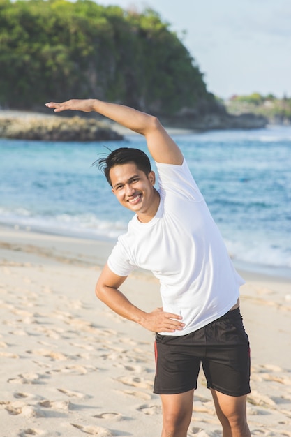 Hermoso macho asiático calentando