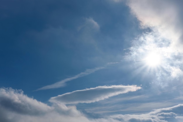 Hermoso y mágico paisaje volando por encima de las nubes contra un cielo azul y sol