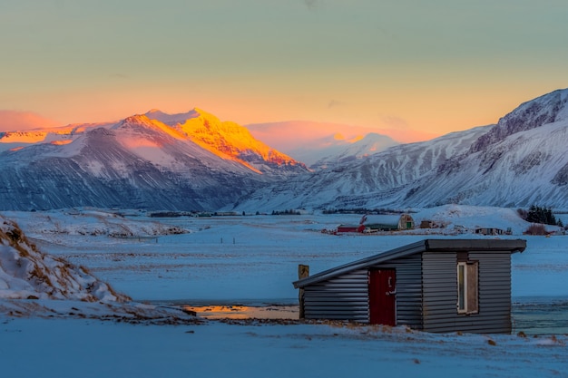 Hermoso de la mañana de la salida del sol en la tierra del invierno de Islandia.