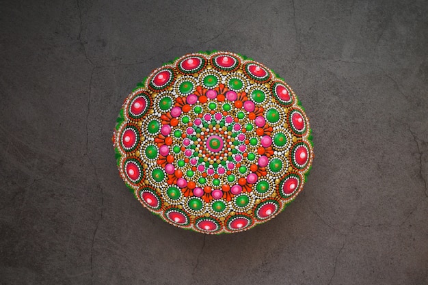 Hermoso mandala pintado a mano en piedra