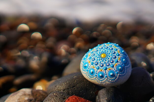 Hermoso mandala rock pintado a mano