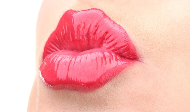 Hermoso maquillaje de labios glamour rojo brillo