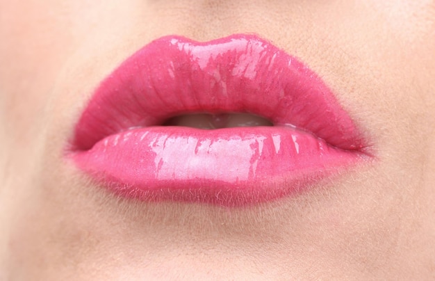 Hermoso maquillaje de labios glamour rosa brillo