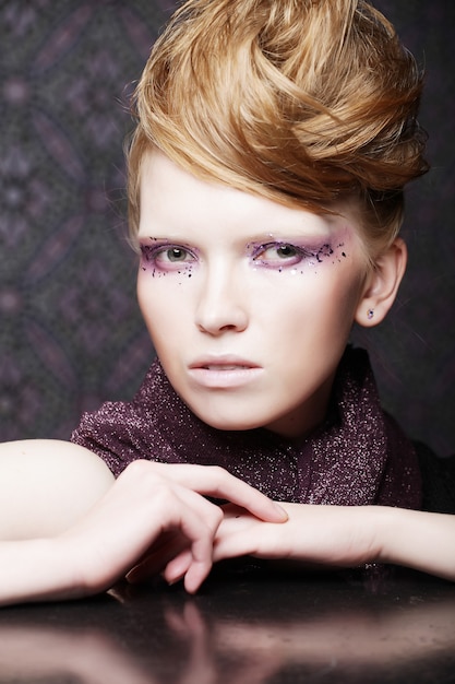 Hermoso maquillaje de moda creativa.