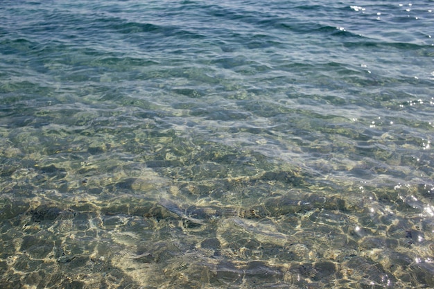 Foto hermoso mar con agua azul clara