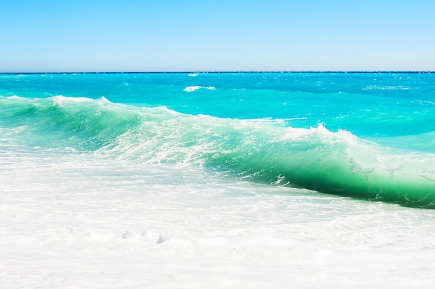 Hermoso mar con agua turquesa. Mar Mediterráneo