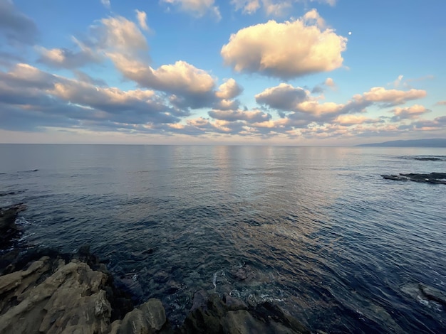 Hermoso mar azul y cielo con nubes Fondo de naturaleza