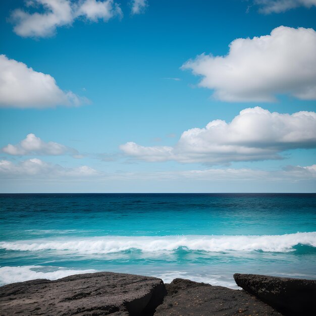 El hermoso mar azul y el cielo