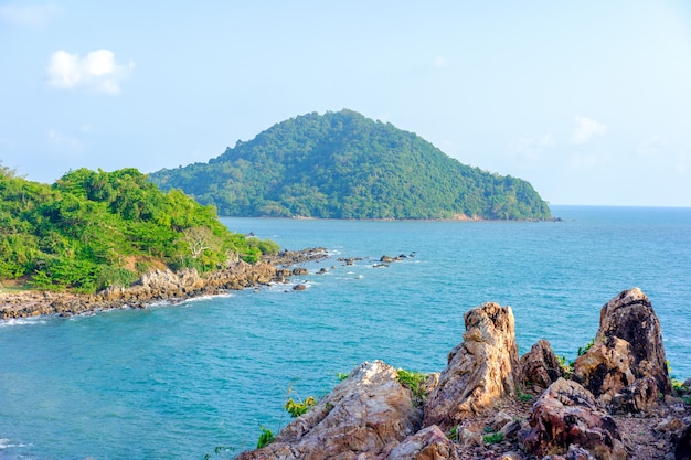 Hermoso mar de Chanthaburi, Tailandia con enfoque suave y luz sobre el fondo