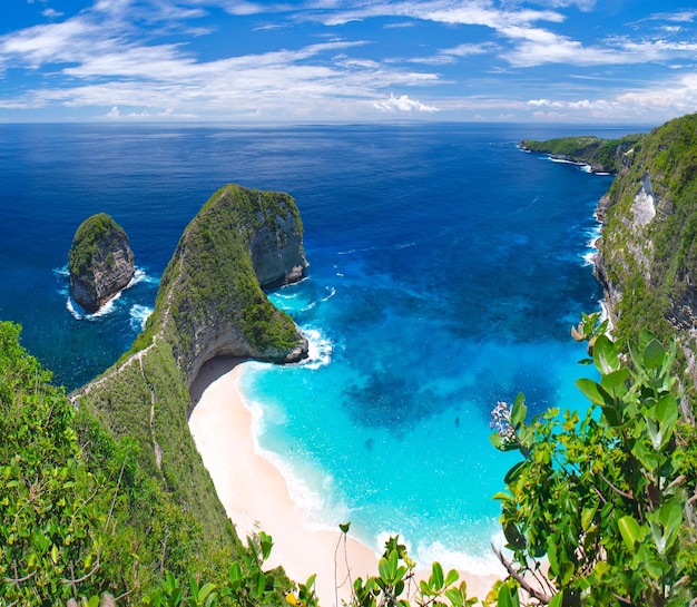 Hermoso mar y cielo azul en la isla de Bali, Indonesia.