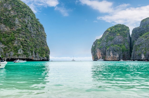 Hermoso mar famoso en la bahía maya en la isla Phi Phi