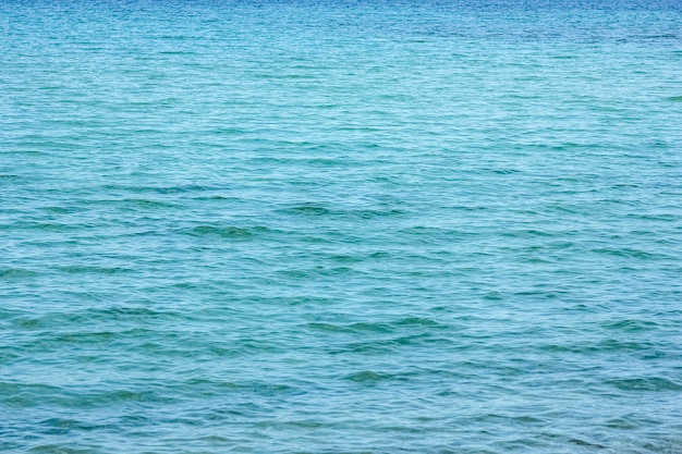 Hermoso mar de Grecia en la costa