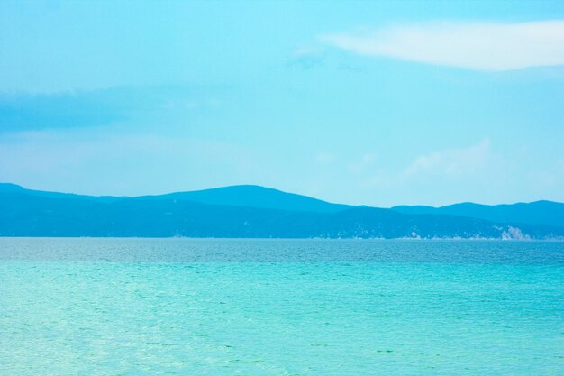 Hermoso mar de Grecia en la costa