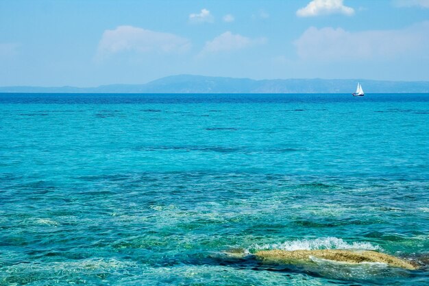 Hermoso mar en grecia en el fondo de la naturaleza