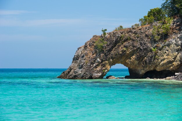 hermoso mar en la isla de Koh Kai Lipe en el mar de Andaman, al sur de Tailandia