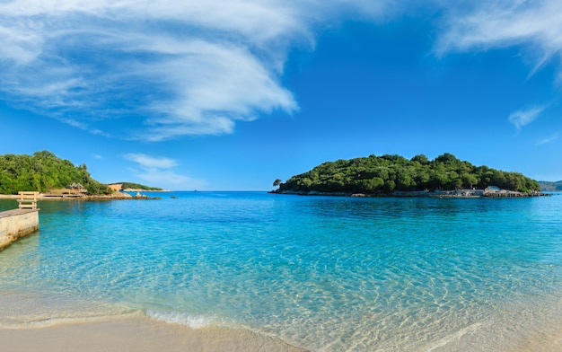 Hermoso mar Jónico con agua turquesa clara y costa de verano por la mañana. Vista desde la playa de Ksamil, Albania.