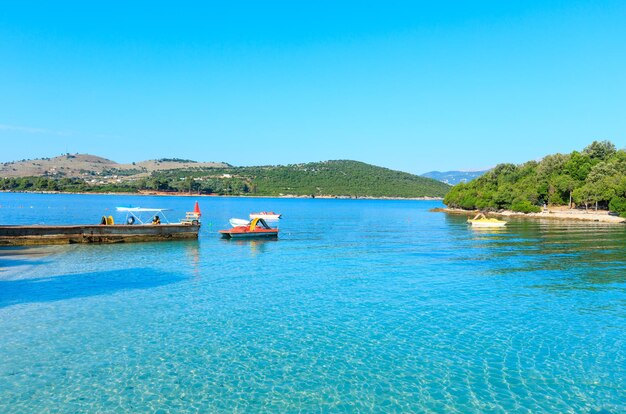 Hermoso mar Jónico con agua turquesa clara y vista de la costa de verano por la mañana desde la playa (Ksamil, Albania).