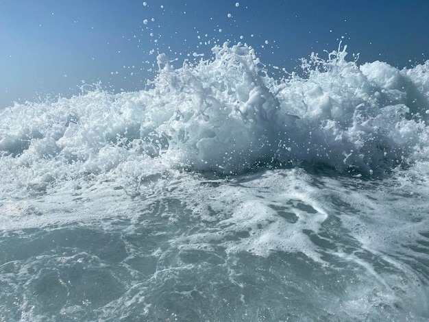 Hermoso mar con olas salpicando agua azul clara y brillante en un cálido oriental tropical