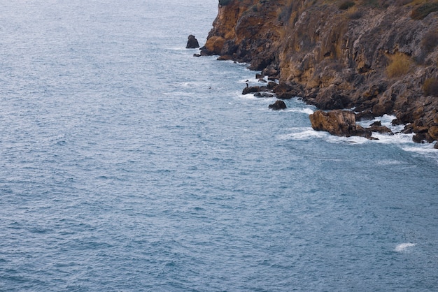 Hermoso mar y rocas altas